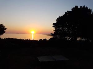Maisons de vacances Maison spacieuse a 400m de la plage des Govelins, vue mer - FR-1-639-138 : photos des chambres