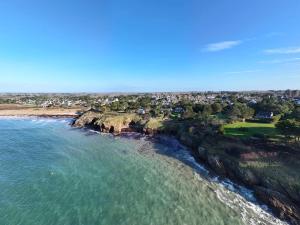 Maisons de vacances Maison spacieuse a 400m de la plage des Govelins, vue mer - FR-1-639-138 : Maison de Vacances