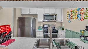 Mid-Century Desert Getaway