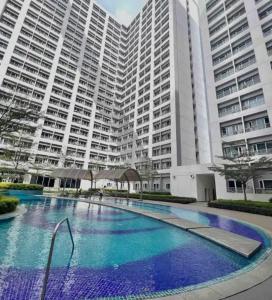 Luxury for Less next to BGC and Makati CBD