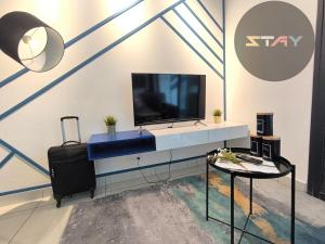 Almas Couple Stylish Urban Blue Netflix BySTAY