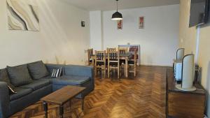 Amplio departamento con balcón y cochera