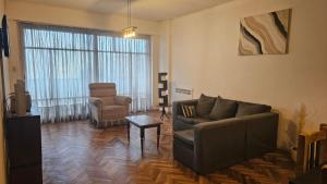 Amplio departamento con balcón y cochera