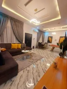 3Bed Profssnal & Family Friendly with Swimming pool, Work Stns, PS5, Gym & near Beaches - Igboefon