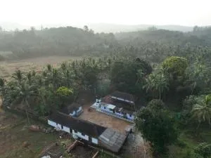 Siri Homestay Century Old Farmhouse - Baindūru