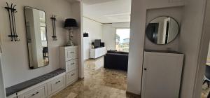 Cannes, Sea View, Beach Access, 3-Bedroom Apartment, 100 m2, 3 Bathrooms, Sleeps 6, 100 meters from Beach