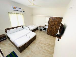 Pearl Stays, Tirupati - Very convenient for the people coming from Bangalore and Chennai - You can skip city traffic while reaching any temple in Tirupati - Covered Parking - 24hrs Front Desk and Hot Water - Free WiFi - Flexible Checkin-in Check-out 