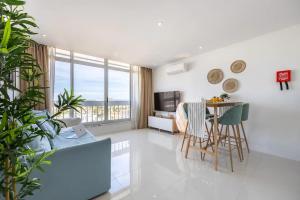 Luxury 1 min Beach with Sea View, Wifi, AC, SmartTV