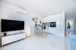 Luxury 1 min Beach with Sea View, Wifi, AC, SmartTV
