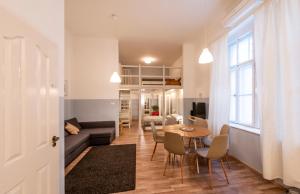 KLAU33 Apartment In Party District