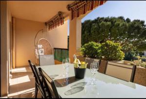 Appartement haut standing - Luxury apartment - Cannes- Croisette- Centre ville- Vue Tennis -Vue Piscine -Parking privé - Terrasse- Plage