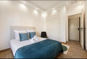 Appartement haut standing - Luxury apartment - Cannes- Croisette- Centre ville- Vue Tennis -Vue Piscine -Parking privé - Terrasse- Plage