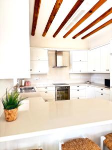 Wealthystays Hephaestus Villa, Walk to Beach