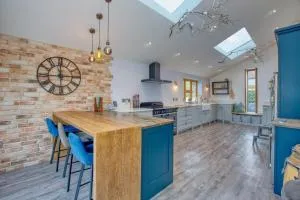 Countryside Retreat with Hot Tub - Haselbury Plucknett