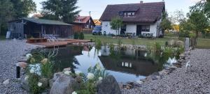 Ferienhaus mit Schwimmteich in idyllischer Lage
