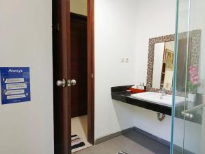 Malathi Green View House with Shared Pool