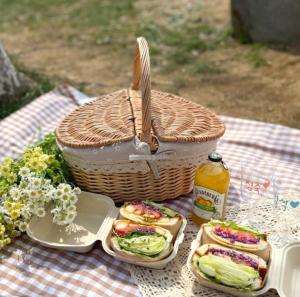 5min Hongdae, Sangsu ST, Late check out