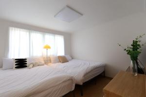 5min Hongdae, Sangsu ST, Late check out