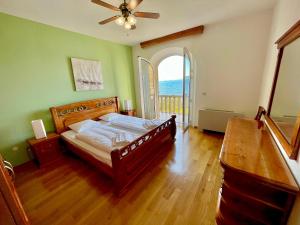 Luxury Seaside Villa with a classic Mediterranean Olive Garden, a fully equipped Professional Kitchen, Pool, Sauna, Padle Boards and Canoe - Miolin Beach House