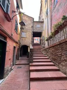 La Corsara-La casa nella roccia - أميليا