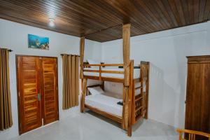 Giường trong phòng ngủ tập thể nam có 4 giường (Bed in 4-Bed Male Dormitory Room)
