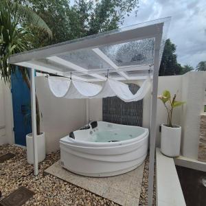 Greek Villa with Pool and Jacuzzi