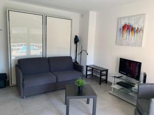 Appartements Beau Studio climatise, parking prive Sanary centre : Studio avec Terrasse