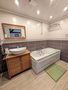 B&B / Chambres d'hotes Chateau de Quesmy : Chambre Double avec Baignoire Spa