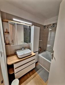 Superbe appartement climatisé, résidence avec piscine, proche des commerces et du port