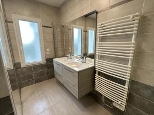 Maisons de vacances Maison recente avec Piscine a 15- des plages en velo : photos des chambres