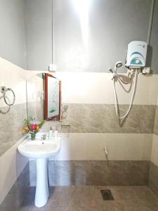 Waterfield Bungalow by Liyozi Leasiure