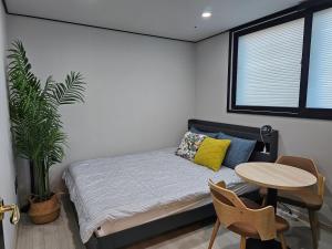 Hwagok Station - Two room, Sunshine