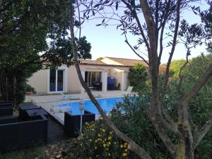 VILLA AVEC PISCINE au calme !