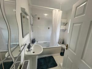 Quiet single room near Queen Elizabeth Hospital and University