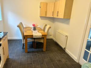 Quiet single room near Queen Elizabeth Hospital and University