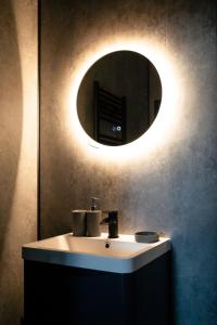 Stunning 2 Bedroom Sea View Apartment With Parking