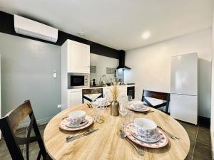 Appartements Le Grey - By BEST KEYS - Maison Duplex Moderne - Entierement Climatise - Centre Ville - Smart TV - Machine a Cafe Nespresso - WiFi Fibre - Check-in Autonome - Parking Gratuit a Proximite : photos des chambres