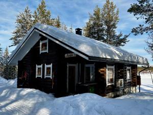 Ruska 2, Ylläs, Äkäslompolo, Lapland - Log Cabin with Lake and Fell Scenery