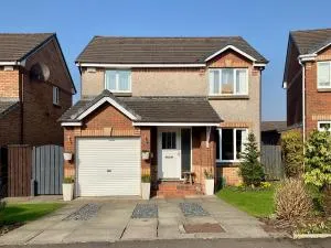 Modern 3 Bedroom Detached Home with Private Garden - Hurlet