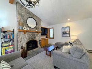 FC18 Slopeside in Bretton Woods - Fireplace, Jetted Tub, Mountain Views, Pool-gym passes!