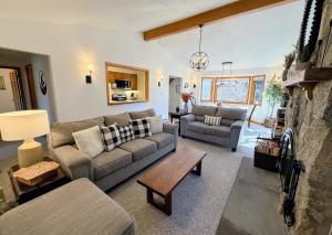 FC18 Slopeside in Bretton Woods - Fireplace, Jetted Tub, Mountain Views, Pool-gym passes!