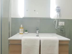 QUEEN HOME VENICE TRAIN STATION Noemi & Angel