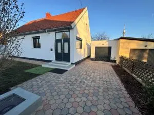 Villa in Vienna in perfect Situaton near VIC and Donau Park with Pool and private Garden sleeps 4 with 2 bedrooms, kitchen and livingroom and bath and private parking - Langenzersdorf