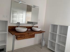 Maisons de vacances Gite neuf, a 12mn du Futuroscope, a la campagne -Le Trefle : photos des chambres
