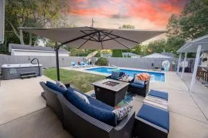 Pristine Oasis, Hot tub, Pool bar, Bags,Fire-Table - McLean