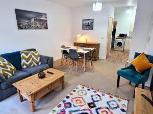 Cheltenham Town Centre Apartment, Private Parking