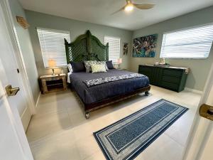 Blue Heron House, Private 4 BR Waterfront w Heated Pool and Fire Pit