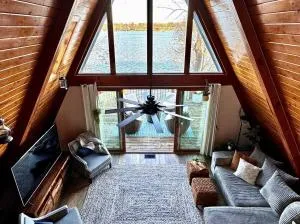 Lakefront, Water toys, Hot Tub, Swim and Boat Dock - Springfield