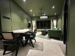 Plush Bandra West - Luxury 2BHK Apartment & Study