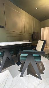 Plush Bandra West - Luxury 2BHK Apartment & Study